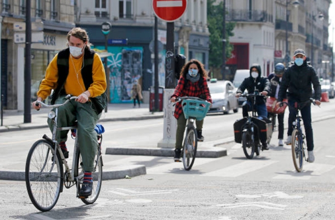 Ciclistas en una ciclovía urbana